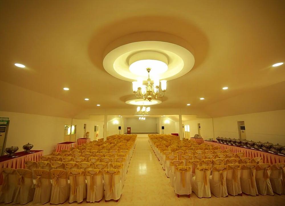 Quality Airport Hotel 3*